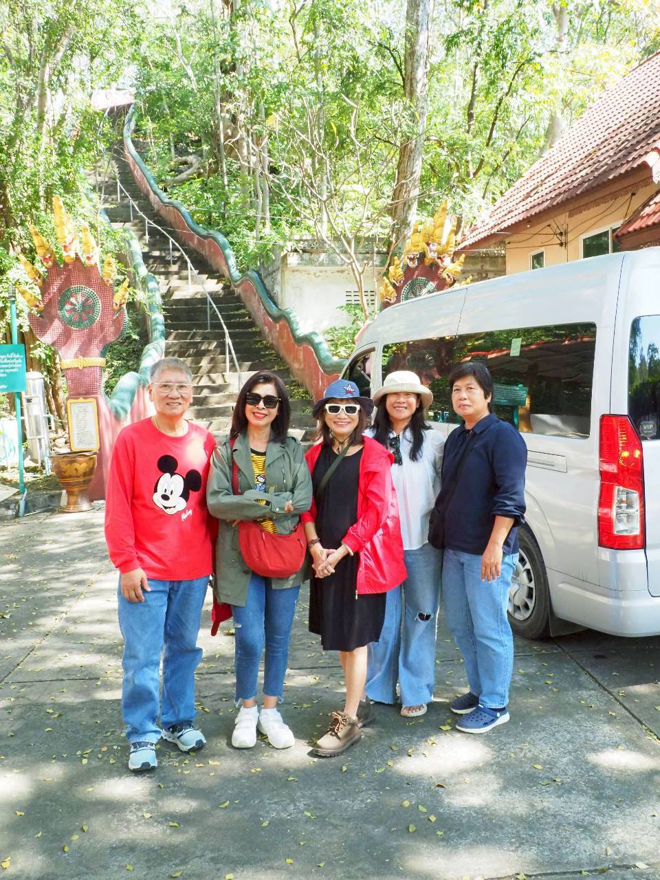 มั่นใจใช้บริการ คนขับใจดีมีน้ำใจช่วยเหลือดูแลเป็นกันเองตลอดเส้นทาง