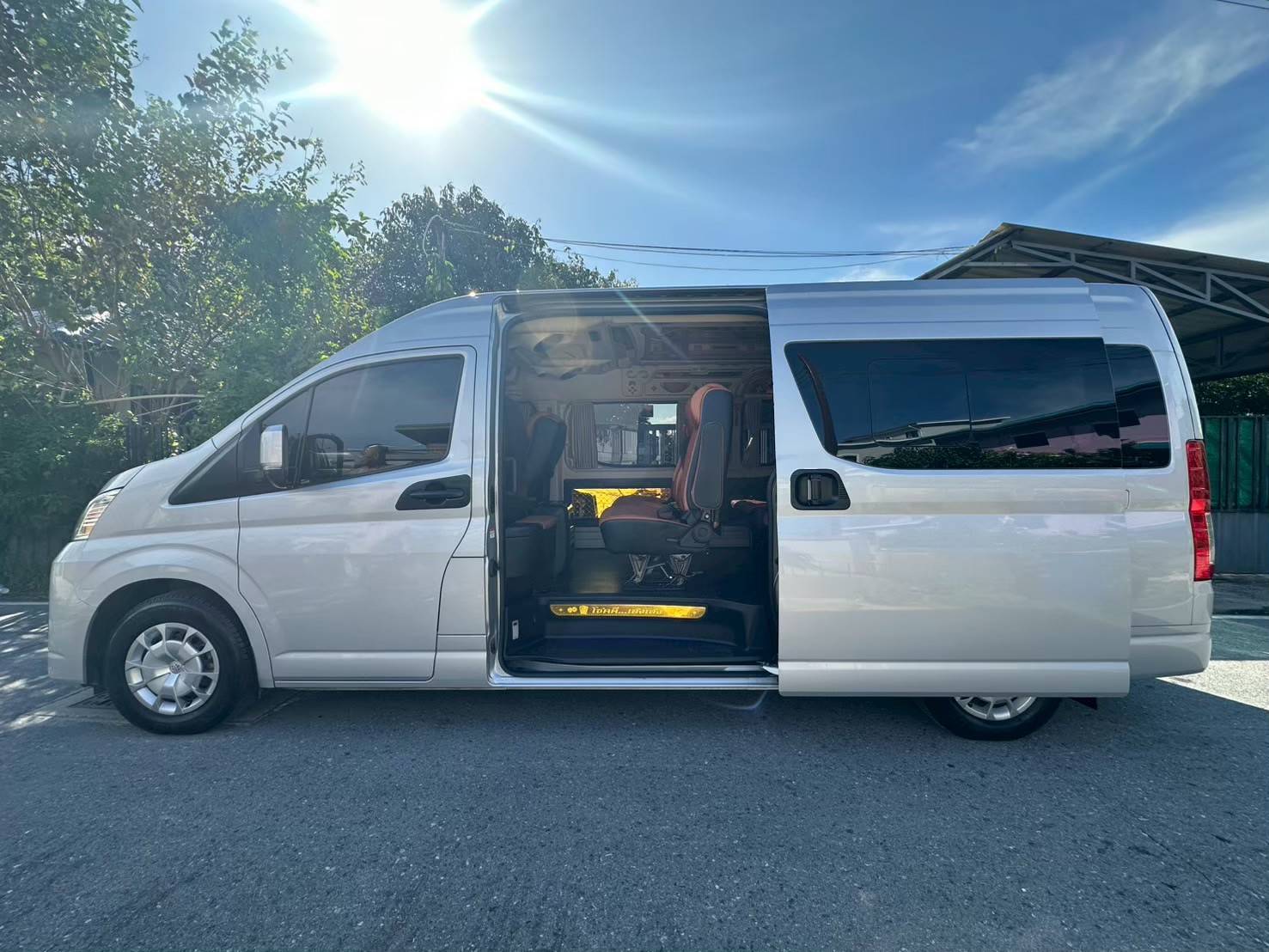 ด้านข้างขึ้นลงสะดวกสบายเมื่อใช้บริการ