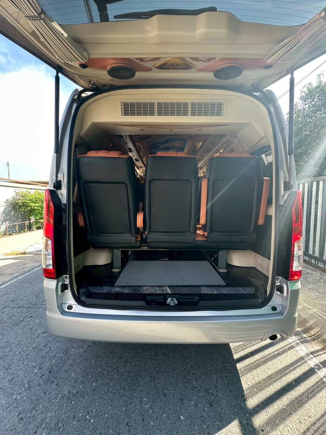 ที่เก็บกระเป๋ากว้างขวางสำหรับการเดินทางไกล